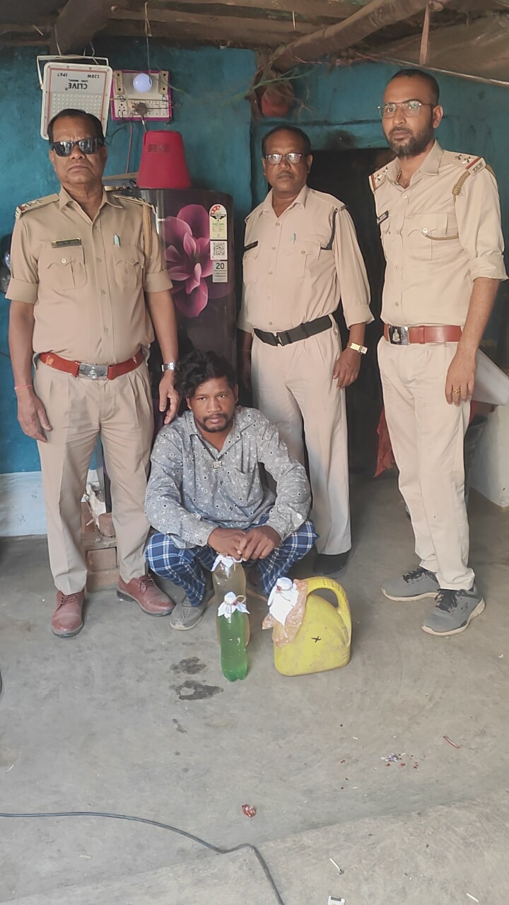आबकारी विभाग की बड़ी कार्यवाही, 8 लीटर कच्ची महुआ शराब के साथ आरोपी गिरफ्तार