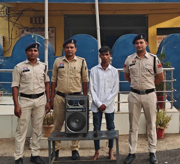 इलेक्ट्रॉनिक दुकान में चोरी का खुलासा – सूरज रजक और नाबालिग साथी गिरफ्तार, होम थियेटर व नगदी बरामद