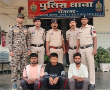 ऑटो लाइट विवाद बना खूनी झगड़े की वजह, डोंगरगढ़ पुलिस ने सुलझाई अंधे कत्ल की गुत्थी तीन आरोपियों ने मिलकर दिया घटना को अंजाम, चाकू और ऑटो जब्त