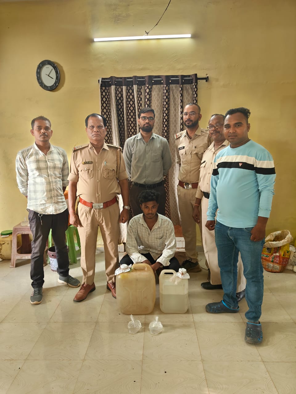 कच्ची महुआ शराब के साथ 36.5 लीटर बरामद, कायम हुआ प्रकरण, धारा 34(2) के तहत मामला दर्ज