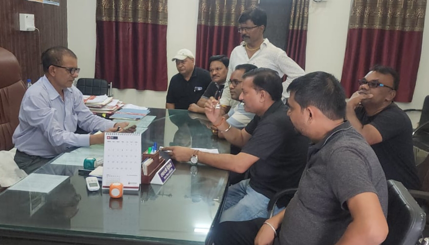 काले टी-शर्ट में उतर आई उम्मीद की लड़ाई" – मिशन संडे का ‘युक्तिकरण’ के ख़िलाफ़ भावुक विरोध, बोले – अगर स्कूल बंद हुए तो उजड़ जाएगा गाँव का भविष्य