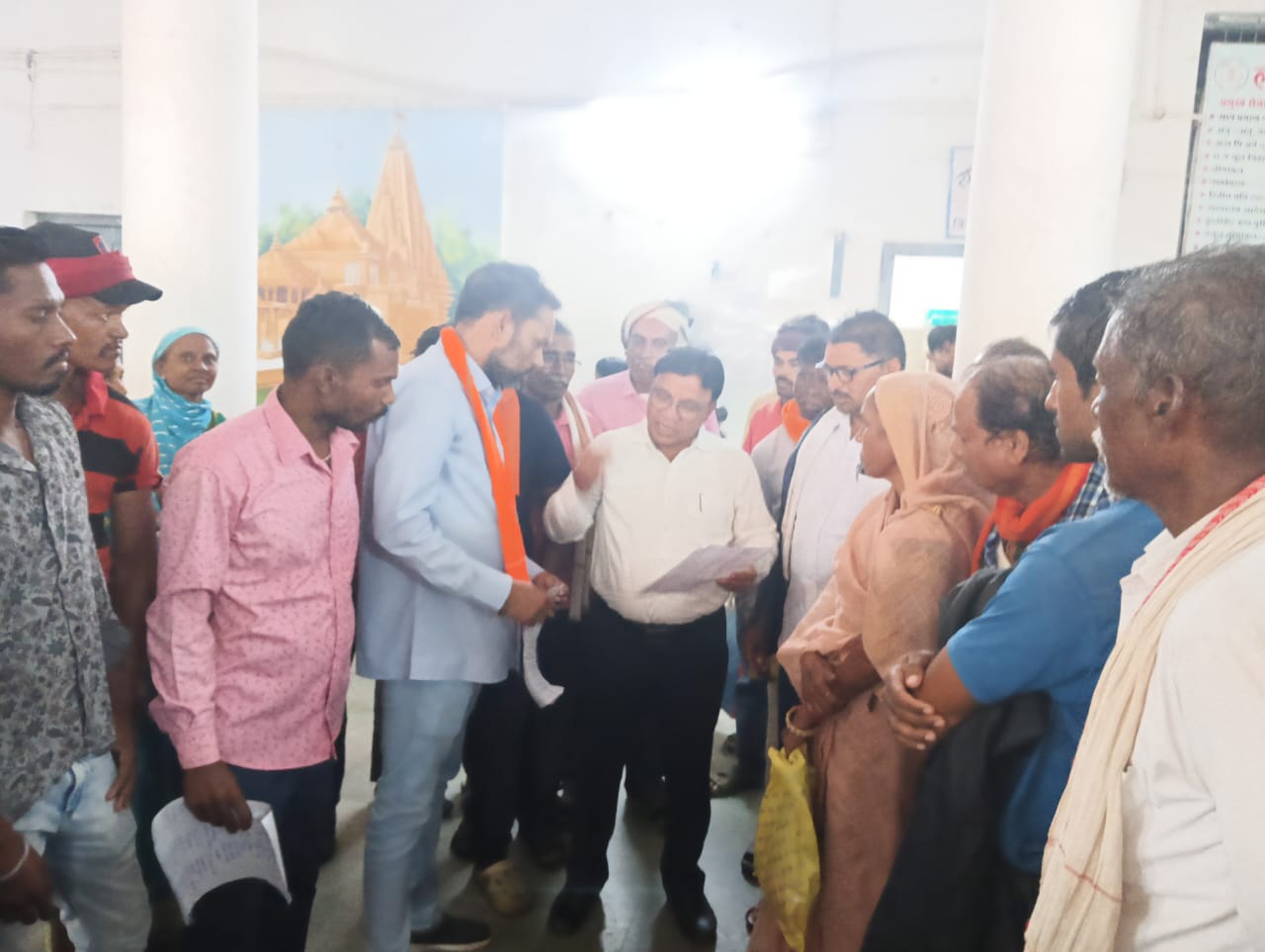 कोटवार को हटाने ग्रामीण हुए लामबंद, तहसील कार्यालय पहुंचकर जताया विरोध