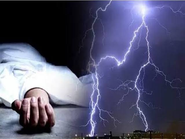 खेत में कड़कती बिजली ने ली एक महिला की जान, तीन अन्य गंभीर रूप से घायल, आसमान से टूटी आफ़त