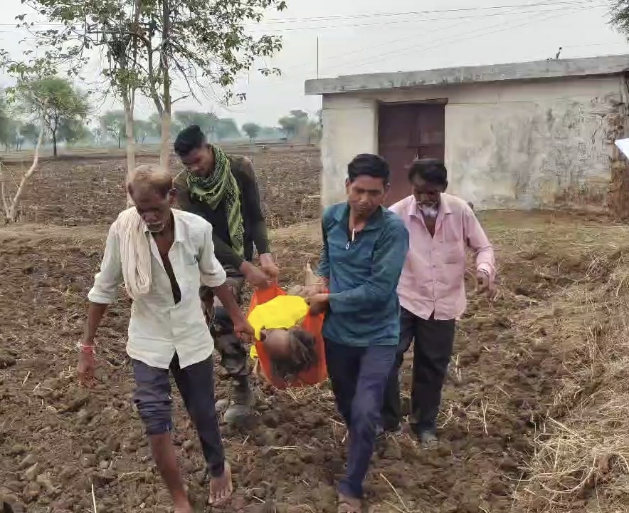 खेत में मिला अज्ञात युवक का शव, सनसनी फैली, तीन दिन पहले गांव के पास घूमते देखा गया था युवक