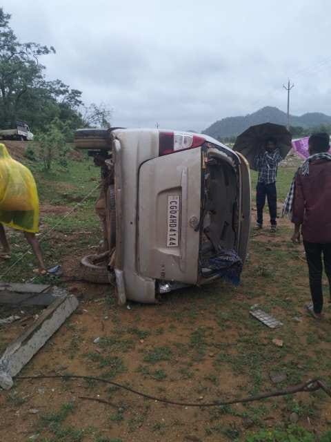 छींदारी बाँध के पास इनोवा कार पलटी — 12 गंभीर घायल, सड़क पर दर्द और चीख-पुकार का मंजर