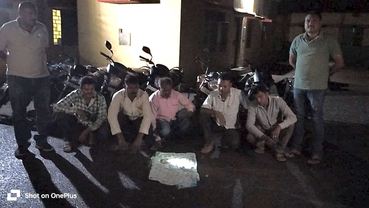 जंगल में "ताश की बाजी", पुलिस की रेड — 5 जुआड़ी गिरफ्तार, मोटरसाइकिल सहित नगदी बरामद
