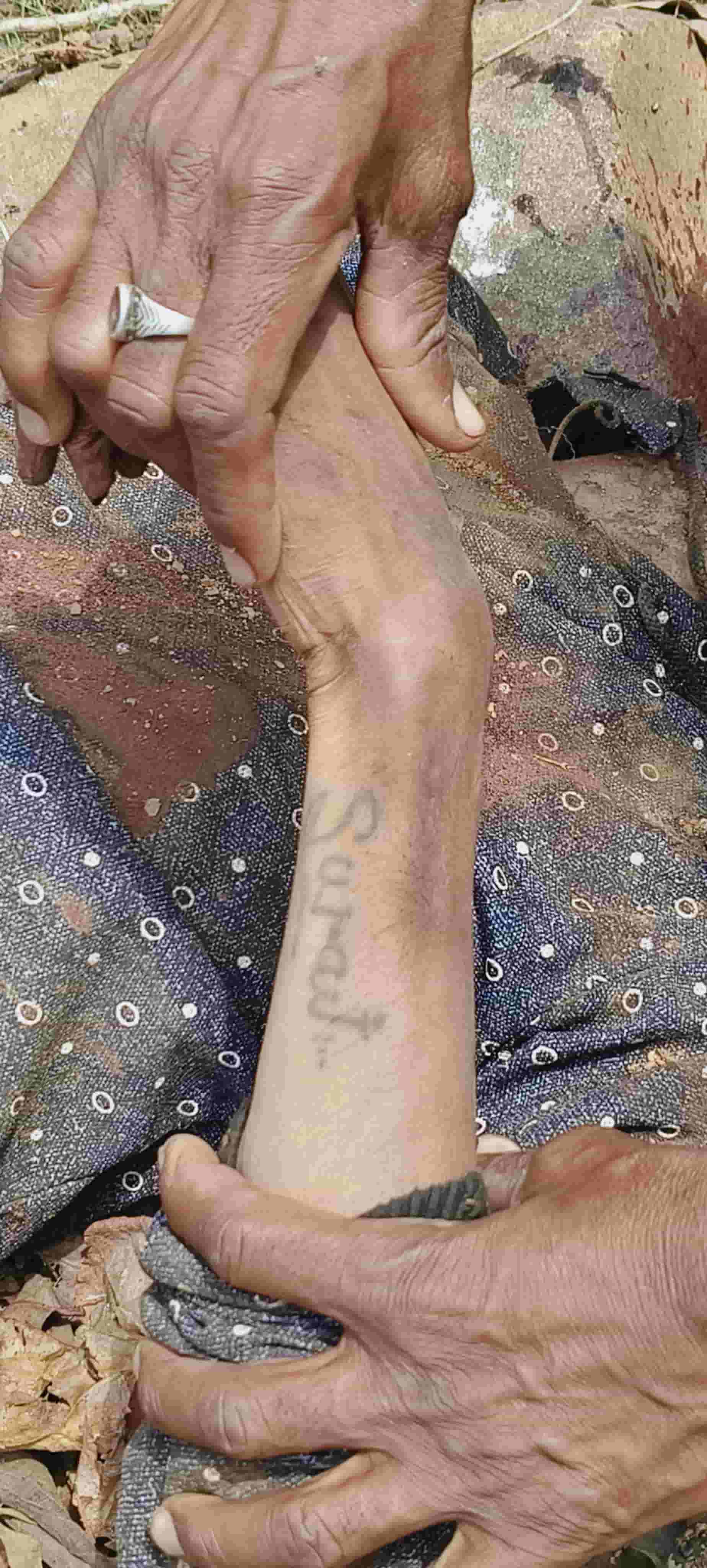 जंगल में मिला अज्ञात युवक का शव, पहचान के लिए पुलिस ने मांगी मदद बोरतलाव थाना क्षेत्र का मामला, सुराग देने वालों से संपर्क की अपील