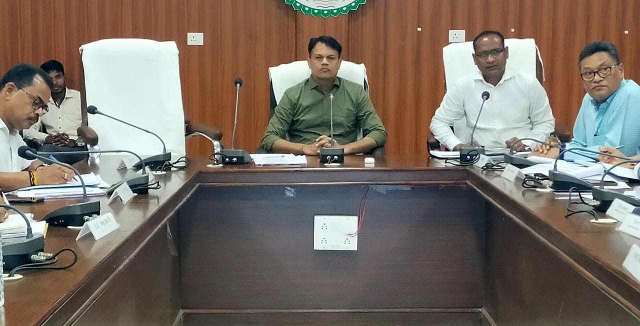 जनहित योजनाओं में ढिलाई पर कलेक्टर सख्त, रैंकिंग गिरावट और विकास कार्यों की धीमी गति पर जताई नाराजगी