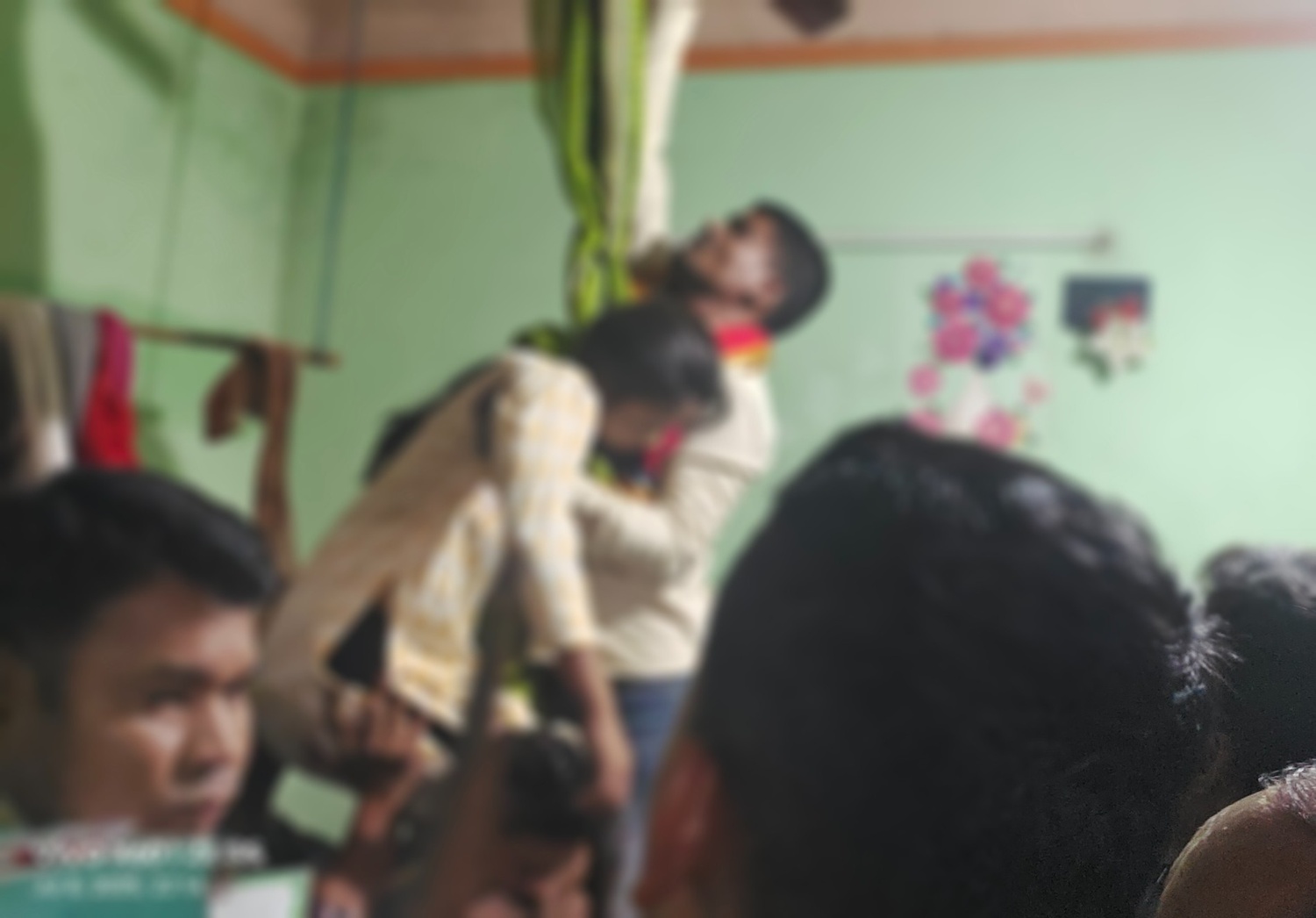 जन्म देने वाली मां की साड़ी से फांसी — मासूम ने नहीं सोचा होगा कि उसी साड़ी में लगेगी उसकी फांसी