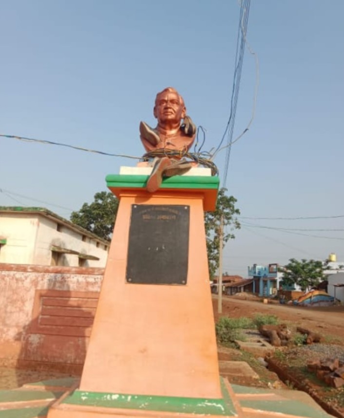 जिन्हें पूजते थे श्रद्धा से, उनका अपमान कर गया कोई – तार हटाया गया, पर जूतों की माला क्यों नहीं? उठ रहे कई सवाल! FIR दर्ज, धारा 196(1) क, ख एवं 352