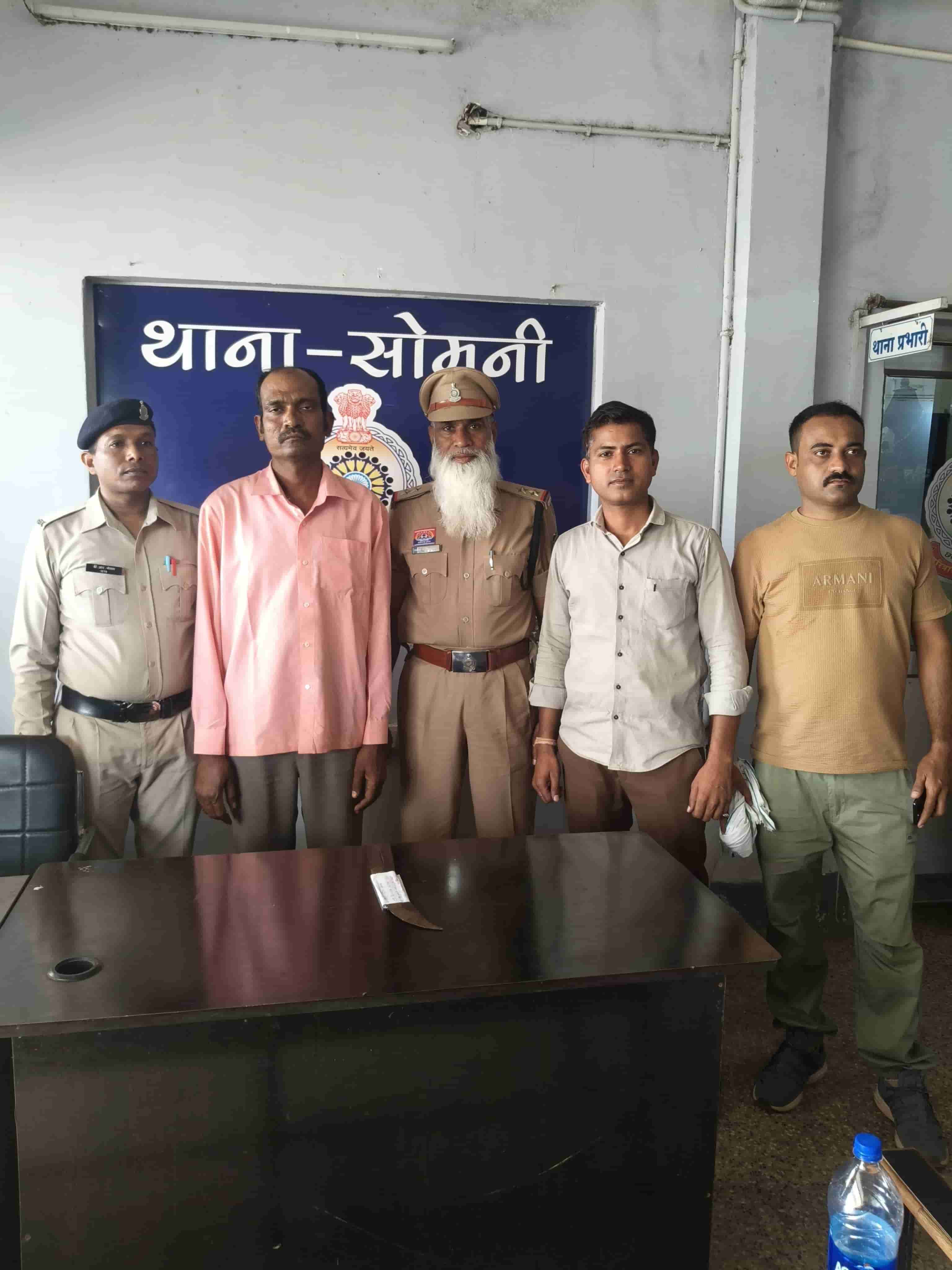 धारदार हथियार के साथ दहशत फैला रहा था आरोपी, सोमनी पुलिस ने घेरा बंदी कर पकड़ा