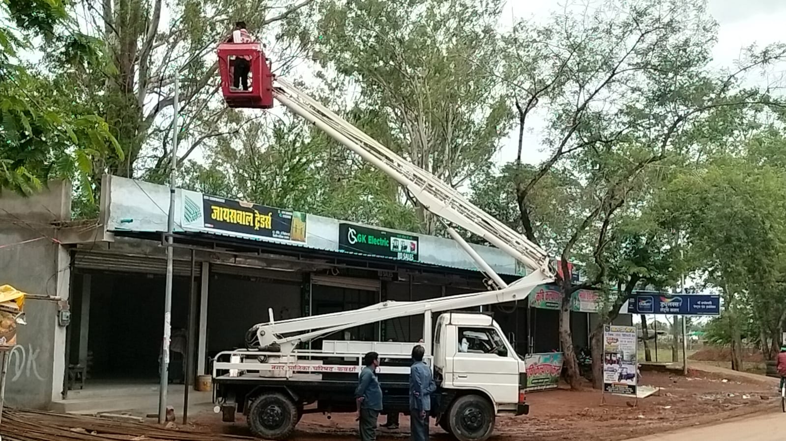 नगर में स्काई लिफ्ट से हो रहा विद्युत पोलों का मरम्मत कार्य, बरसात में रोशनी व्यवस्था से नगरवासियों को मिलेगी राहत