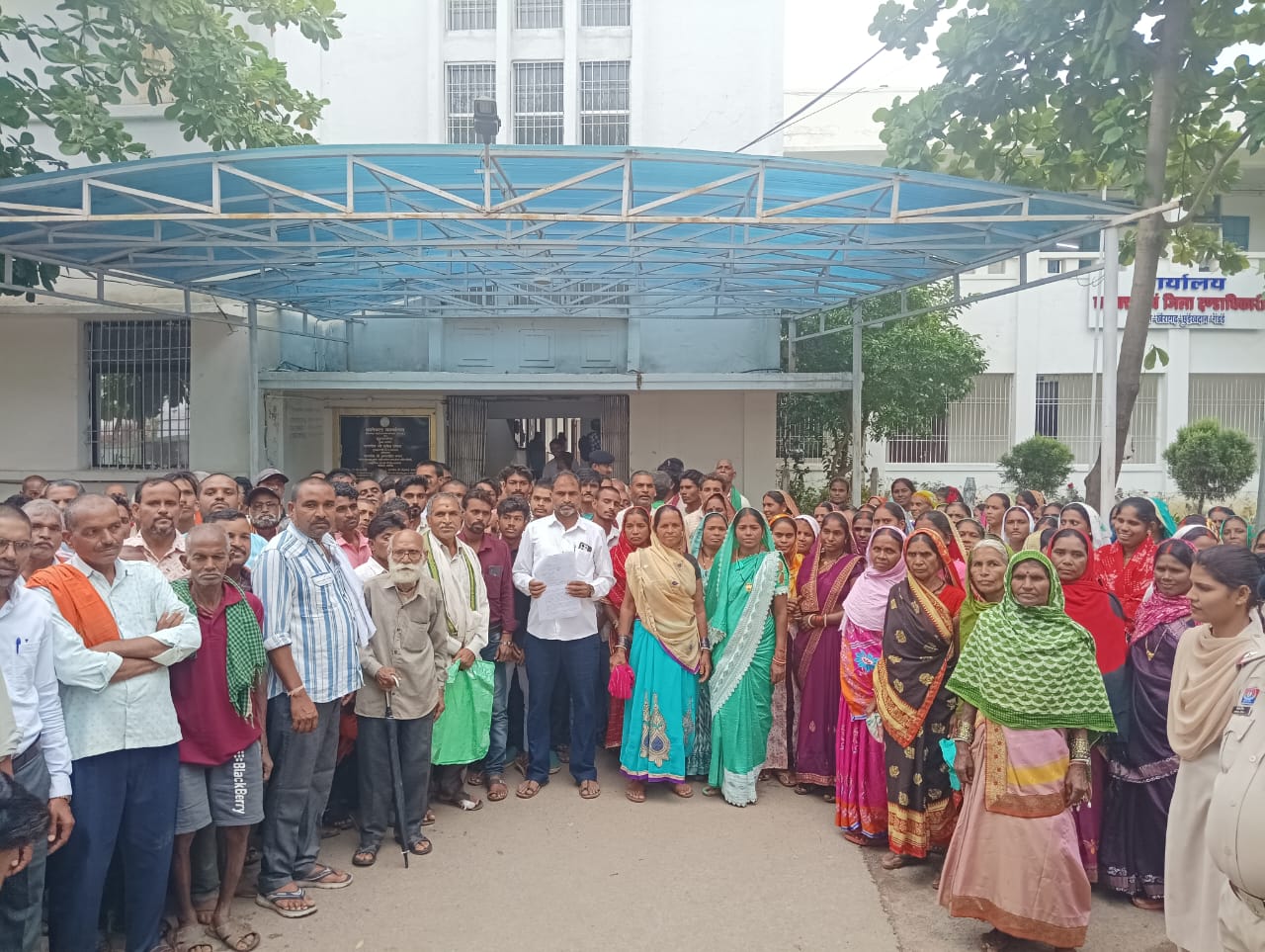 निस्तारी तालाब को बेचने का विरोध – ग्रामवासियों का आक्रोश, कलेक्टर से जांच की मांग ग्रामसभा में प्रस्ताव पारित कर अनावेदकों पर लगाया आरोप