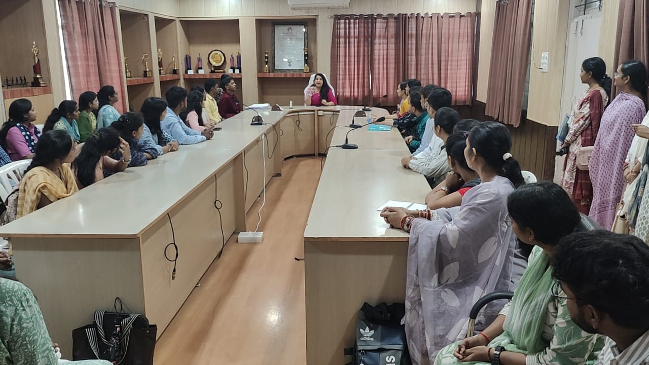 पीएच.डी. के लिए चयनित अभ्यर्थियों का साक्षात्कार, कुलपति ने बढ़ाया हौसला