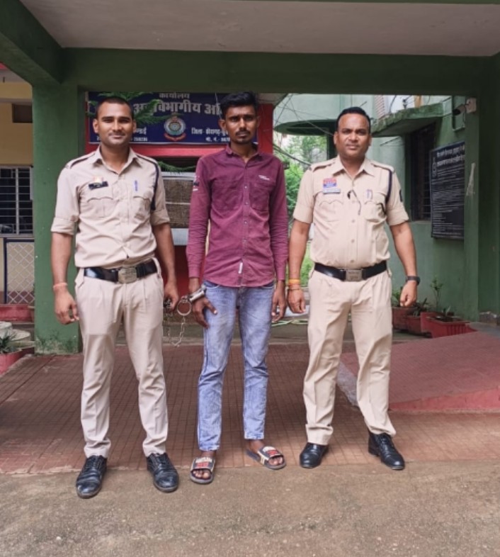 पुलिस की दबिश, 40 पौवा देशी प्लेन शराब के साथ युवक गिरफ्तार