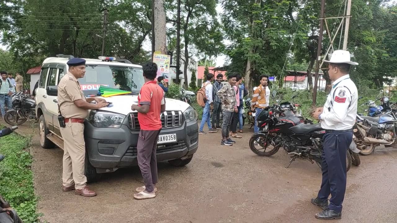 बिना नंबर प्लेट उड़ान, बिना हेलमेट शान – पर चालान तो चालान! 37 वाहनों पर 12,900 की चालानी कार्रवाई