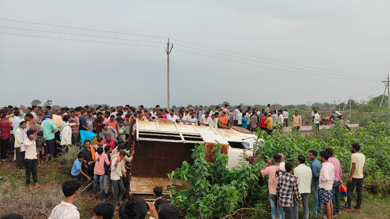 मोड़ पर कहर, खेत से लौटते ग्रामीण मजदूरों की गाड़ी पलटी,24 मजदूर सवार, तीन की हालत नाजुक