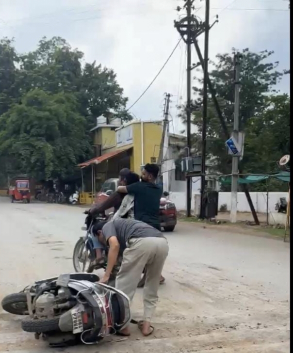 मौत को खुला न्योता दे रही डोंगरगढ़ की सड़कें! स्कूल समय में बेलगाम रफ्तार, भारी वाहनों की धमक से मासूमों की जिंदगी दांव पर