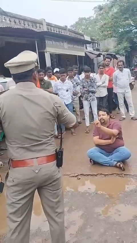 यातायात पुलिस की कार्यशैली से नाराज, भाजपा जिला मंत्री बैठे सडक़ पर