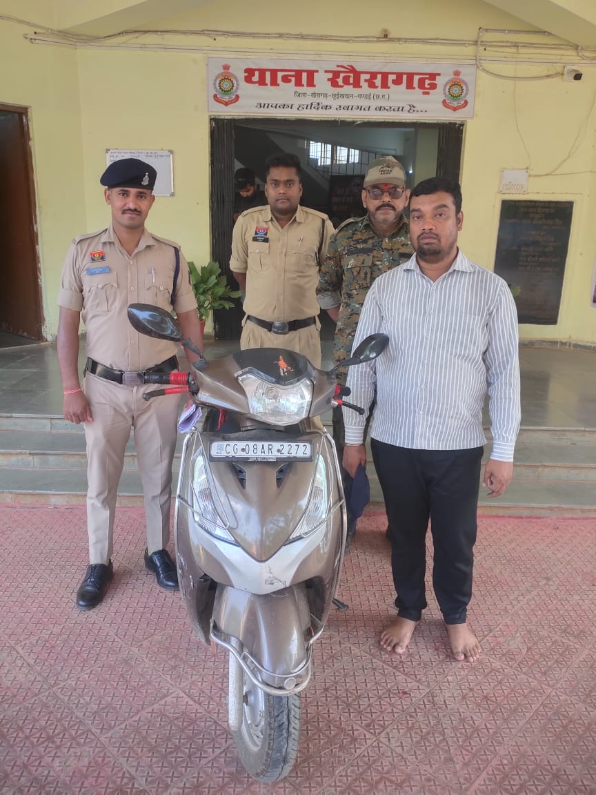 शातिर फेरीवाले का पर्दाफाश: जनपद कार्यालय के पास से स्कूटी पार, आमनेर पुल के पास हुआ धरपकड़
