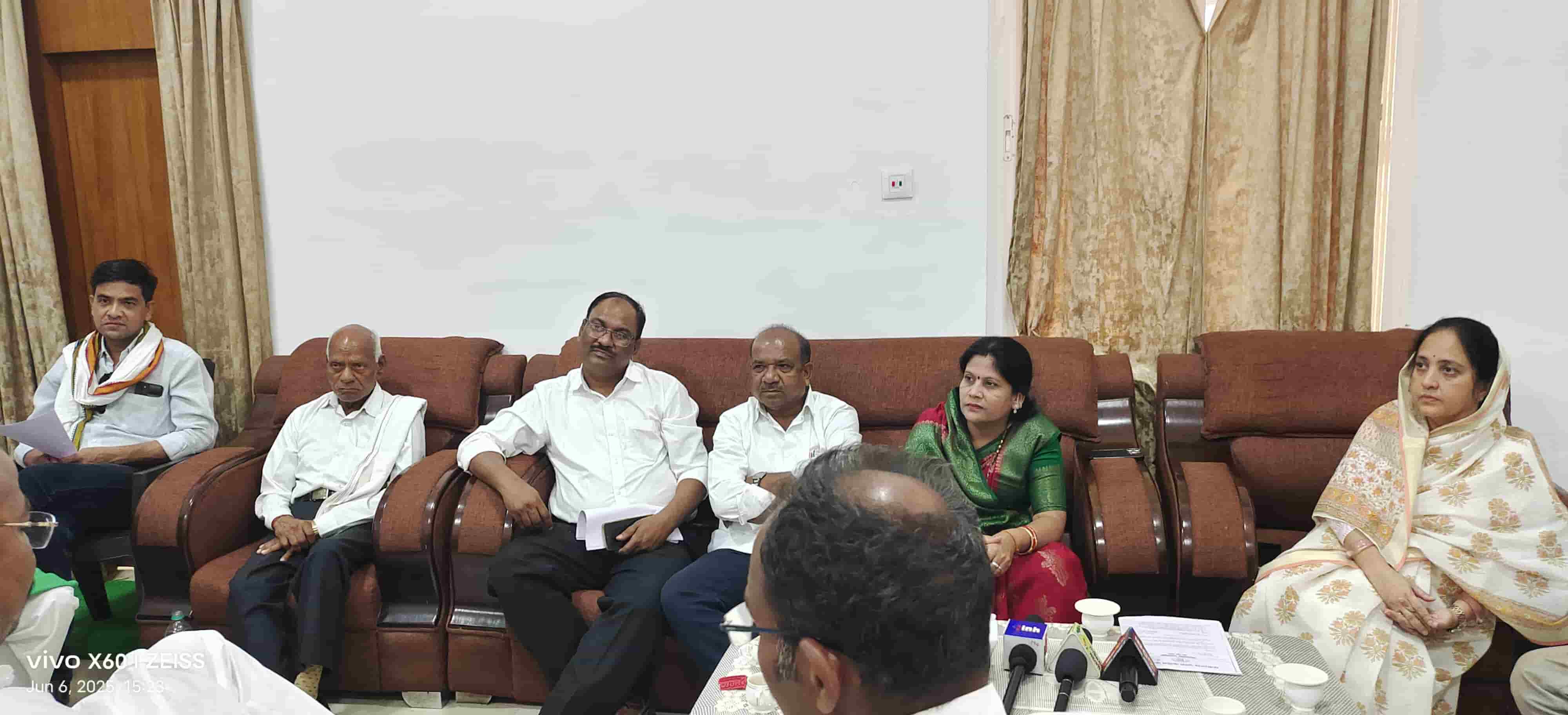 शिक्षकों की अनदेखी, शिक्षा का अपमान – मंडावी ने कहा, सरकार बंद कर रही स्कूल, खोल रही शराब दुकानें