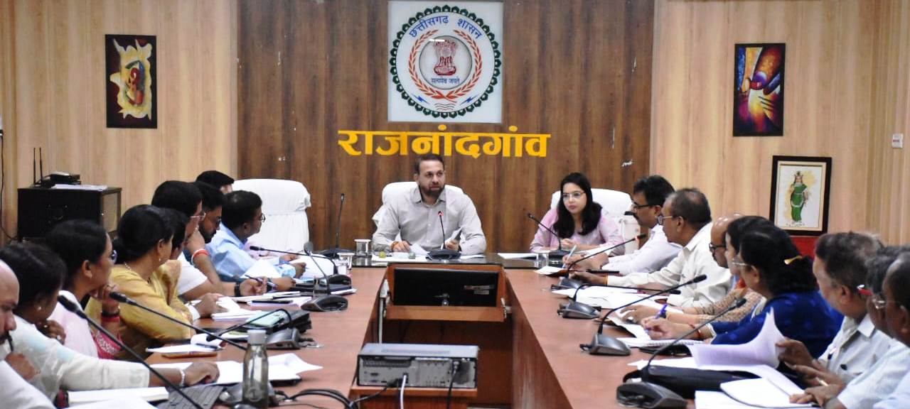 शिक्षा विभाग की समीक्षा बैठक में दिए निर्देश, कमजोर छात्रों पर विशेष ध्यान...मंथली टेस्ट से सुधरेगी शिक्षा की गुणवत्ता : कलेक्टर डॉ. भुरे