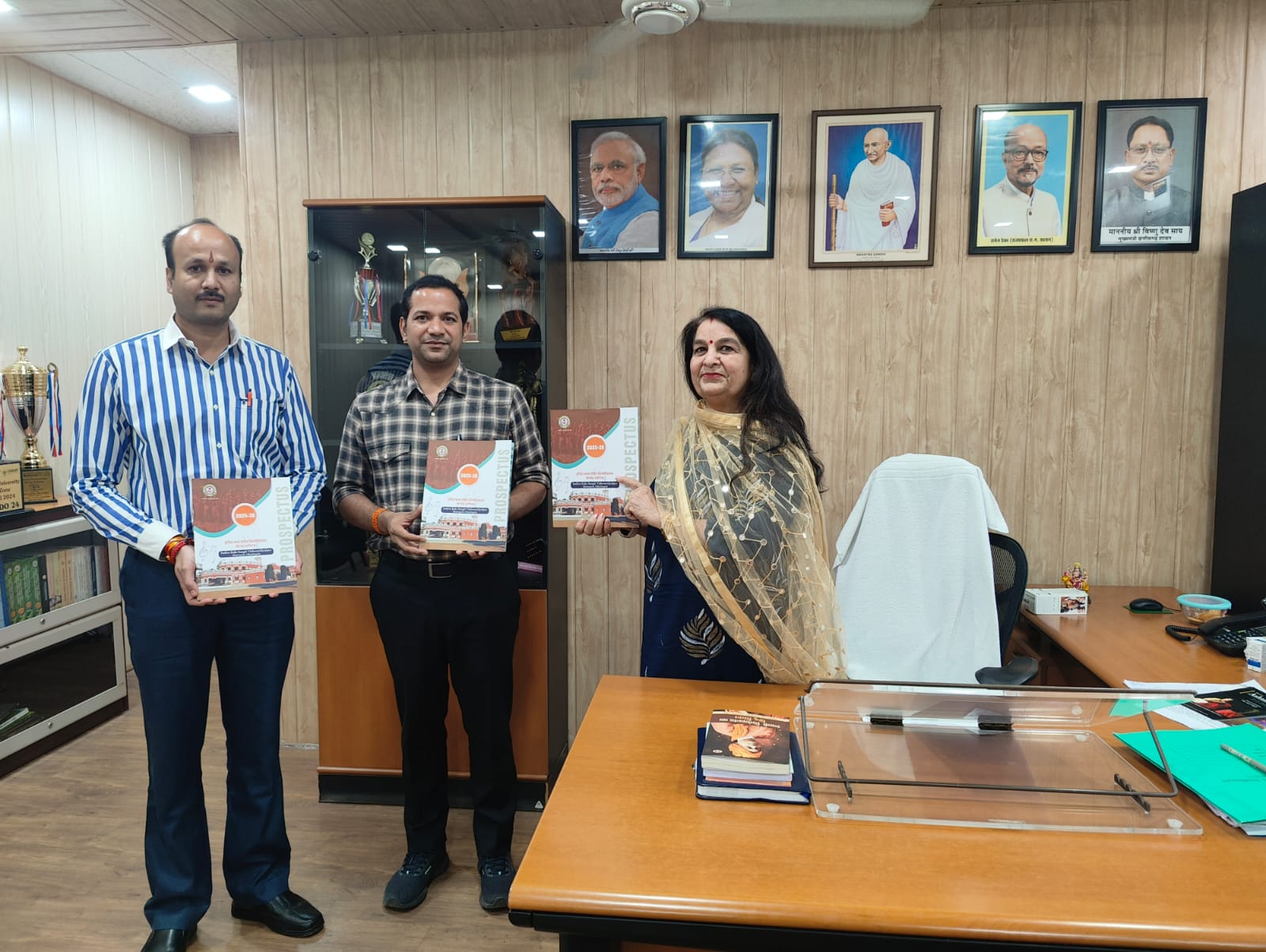 शिक्षा, संस्कृति और नवाचार के कलेवर में, कुलपति डॉ. लवली शर्मा ने किया विवरणिका जारी
