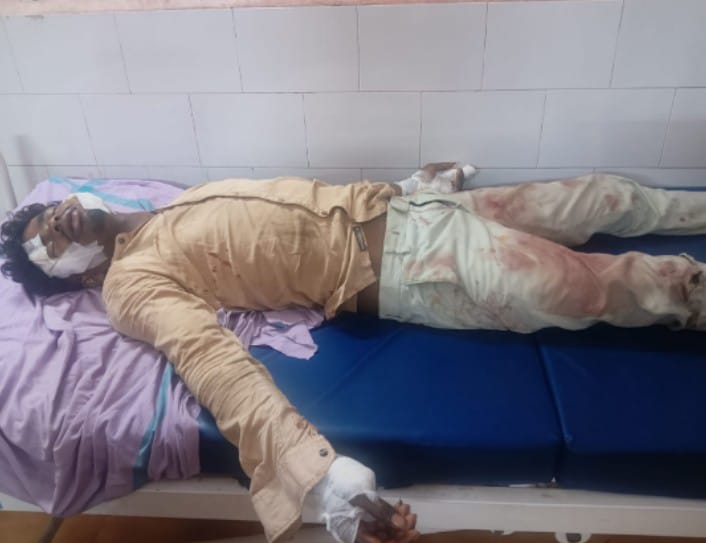 सड़क पर खड़े मवेशियों से टकराई बाइक, दो युवक घायल — खैरागढ़ अस्पताल में जारी है इलाज