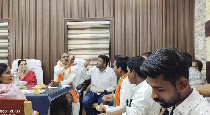 सवालों से डरे साहब, समोसे में छिपे जवाब!विकास की मीटिंग में अनुपस्थित विकास:सुशासन तिहार: सवाल पूछो तो हो जाते हैं बीमार!"
