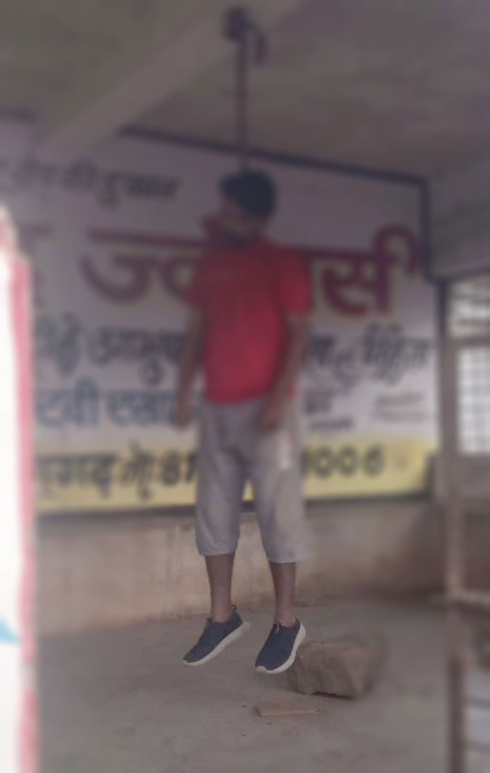 साल्हेभर्री में संदिग्ध हालातों में युवक की फांसी से मौत: छिंदवाड़ा की टिकट और बैग मिले, आत्महत्या या साजिश?
