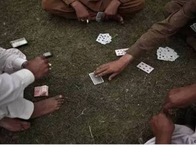 स्वास्थ्य केंद्र के पीछे जुए की बिसात, पुलिस की दबिश में सुनील सिन्हा सहित चार दबोचे